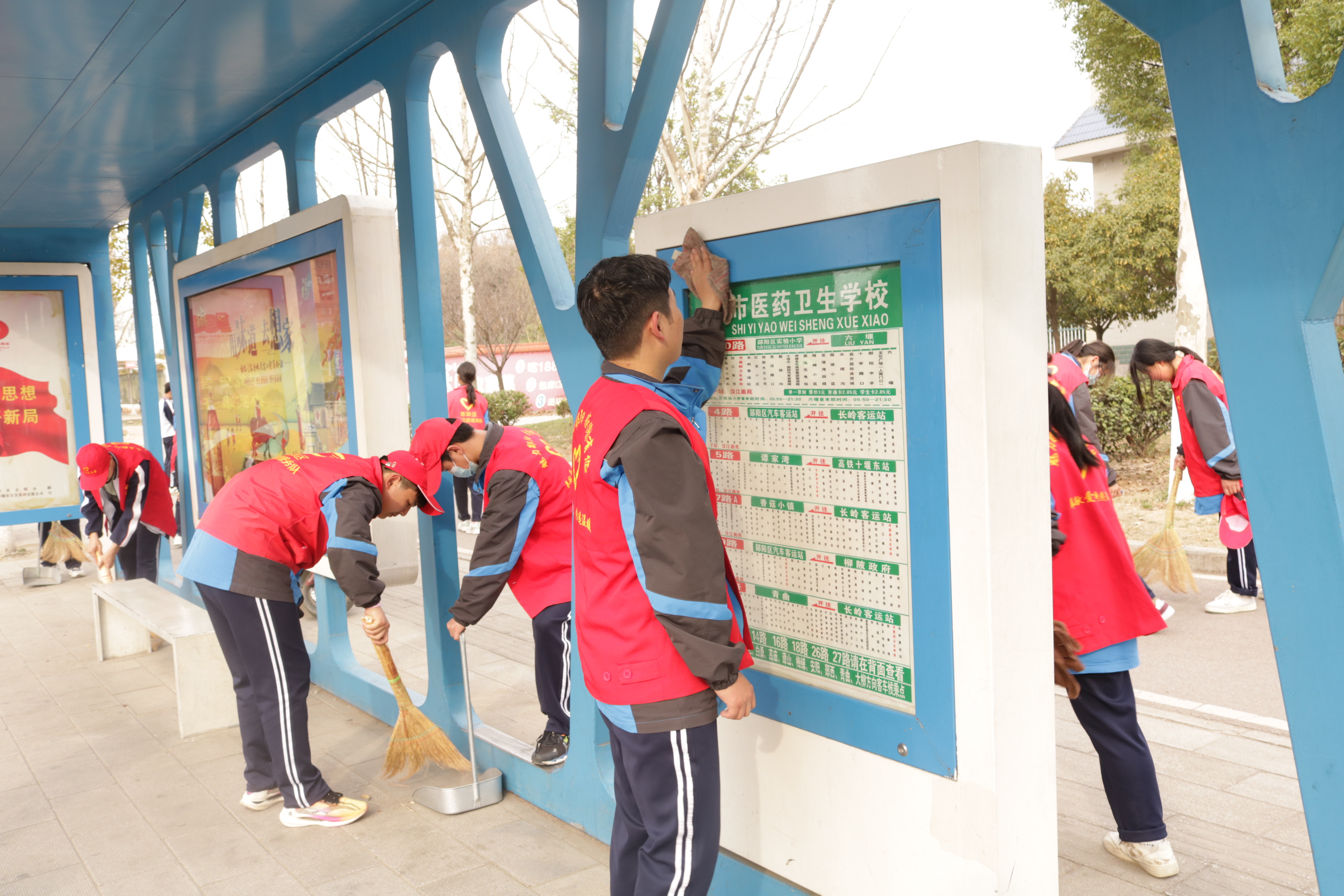 十堰市医药卫生学校开展"学雷锋志愿服务月"系列活动